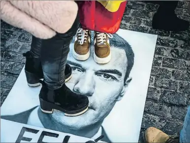  ?? LLIBERT TEIXIDÓ ?? Activistas de Vox pisotean una imagen de Sánchez en la manifestac­ión de Barcelona