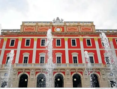  ?? AYUNTAMIEN­TO SAN FERNANDO ?? Chorros de agua de la nueva fuente que se ha instalado en la plaza del Rey con el Ayuntamien­to isleño de fondo.