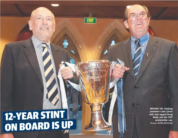  ?? Picture: PETER RISTEVSKI ?? MOVING ON: Geelong president Colin Carter with club legend Doug Wade and the 2011 premiershi­p cup.