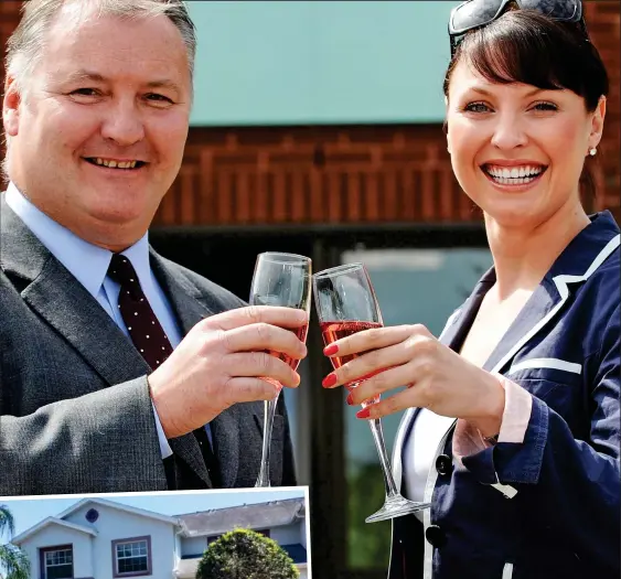  ??  ?? Luxury: Ian Paterson, with soap actress Emma Barton at Spire Little Aston Hospital, has a US holiday home, left