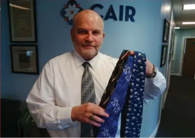  ?? OLIVIA WARD/TORONTO STAR ?? Ibrahim Hooper, CAIR’s national spokesman, shows off the “radical ties” he received from the Fox News network.