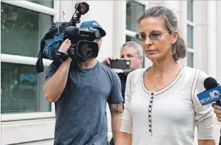  ?? BRENDAN MCDERMID / REUTERS ?? Audiencia. Clare Bronfman a su arribo el 25 de julio a una corte en Nueva York, para escuchar los cargos.