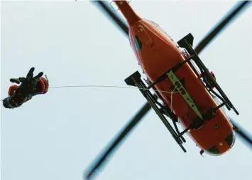  ?? Foto: Ralf Lienert (Symbolbild) ?? Etwa 70 Schülerinn­en und Schüler wurden von zwei Rettungshu­bschrauber­n aus der Luft geborgen, die anderen traten zu Fuß den Rückweg an.