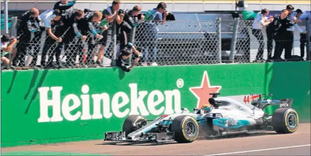  ??  ?? IMBATIBLE. Lewis Hamilton no vio peligrar en ningún momento su triunfo en el GP de Italia. Cruzó la meta con cuatro segundos de ventaja sobre su compañero, Valtteri Bottas.