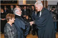  ?? Foto: Peter Fastl ?? Gerührt gab Regionalbi­schof Michael Grabow (Mitte) an der Seite seiner Frau Andrea sein Amtskreuz an Landesbisc­hof Heinrich Bedford-strohm zurück.