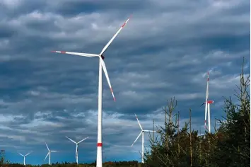  ?? Fotos: Bernhard Weizenegge­r, Ralf Lienert ?? Vorschläge der Bayerische­n Staatsregi­erung zeigen, was derzeit in der Energiepol­itik diskutiert wird. Unser Bild zeigt Windräder an der Grenze der Landkreise Augsburg und Günzburg.