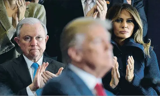  ?? MANDEL NGAN / AFP ?? Donald Trump (centro), aplaudido por el fiscal general, Jeff Sessions, y su esposa, Melania, ayer en New Hampshire