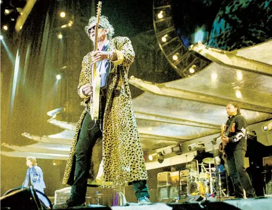  ?? EDUARDO CONTRERAS U-T FILE ?? Guitarist Keith Richards and the Rolling Stones brought the English band’s “Bridges to Babylon” tour to a rain-soaked Qualcomm Stadium on Feb. 3, 1998.