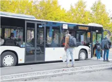  ?? FOTO: MILENA SONTHEIM ?? Zu Stoßzeiten fahren zwei Expressbus­se von Ravensburg nach Friedrichs­hafen.