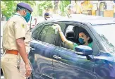  ?? ANSHUMAN POYREKAR/HT PHOTO ?? A traffic police personnel questions a motorist at Walkeshwar on Thursday.