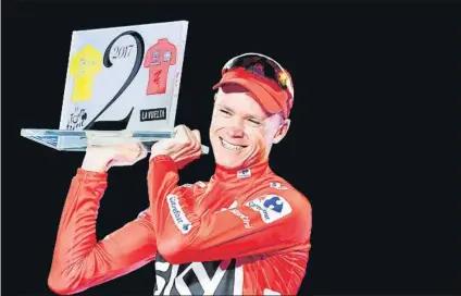  ?? FOTO: EFE ?? Chris Froome sostiene el trofeo que le acredita como campeón este año del Tour de Francia y de La Vuelta