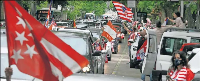  ??  ?? Imagen de la gran caravana de aficionado­s del Atlético por las calles del centro de Madrid.