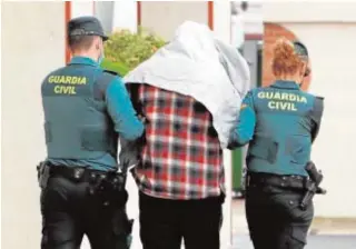  ?? // EFE ?? Agentes de la Guardia Civil trasladan a Almeida al juzgado, ayer