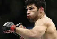  ?? Matthew Stockman/AFP ?? O brasileiro Raphael Assunção em ação no UFC Norfolk; ele levou um cheque de R$ 165 mil