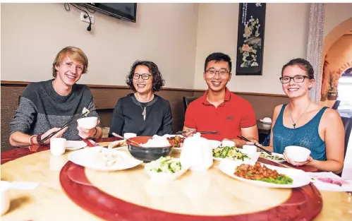  ?? FOTO: ANNE ORTHEN ?? Linus Schröttke (links) und Leonie Weyhofen (rechts) mit ihrem Chinesisch­lehrer Hao Li und Jiali Hu vom Konfuzius-Institut.