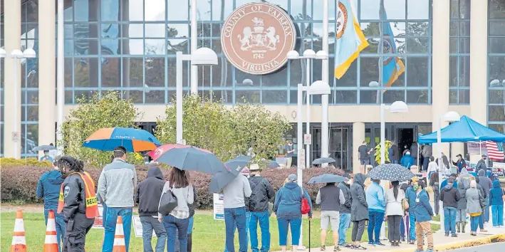  ?? .EFE ?? Adelantado­s. La gente hace largas filas para emitir su voto anticipado en el Centro de Gobierno del Condado de Fairfax, en Virginia. Lo mismo ocurre en decenas de otros estados