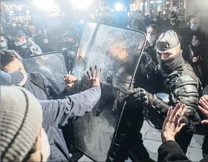  ?? EP ?? La policía s’enfronta als manifestan­ts durant el desallotja­ment de la plaça de la República de París