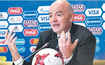  ??  ?? PRESIDENTE. Gianni Infantino mencionó que hace falta trabajar en pequeños detalles como la comunicaci­ón y velocidad en la toma de decisiones del VAR.