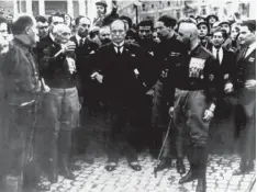  ?? Archivfoto: dpa ?? So war es im Oktober 1920: Faschisten­führer Benito Mussolini im Kreise seiner ge treuen „Schwarzhem­den“.
