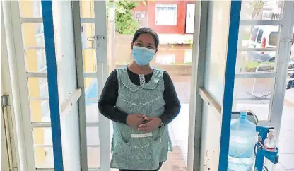  ??  ?? Prevención. La cámara sanitizant­e que pusieron en la entrada a una escuela de Moerno.