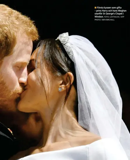  ?? FOTO: LEHTIKUVA / AFP PHOTO / BEN BIRCHALL ?? Första kyssen som gifta – prins Harry och hans Meghan utanför St George’s Chapel i Windsor.