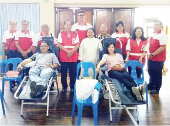  ??  ?? Pang (standing centre) with his committee and two of the blood donors.