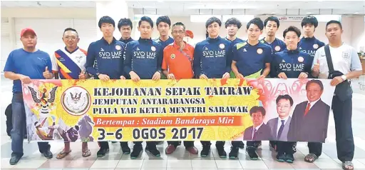  ??  ?? SELAMAT DATANG: Pasukan sepak takraw dari Jepun (baju biru) disambut kakitangan Majlis Sukan Negeri Sarawak (MSNS) sebaik tiba di Miri.