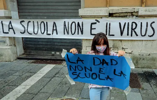  ??  ?? Striscioni
Bambini in strada chiedono la riapertura delle scuole da parte della Regione