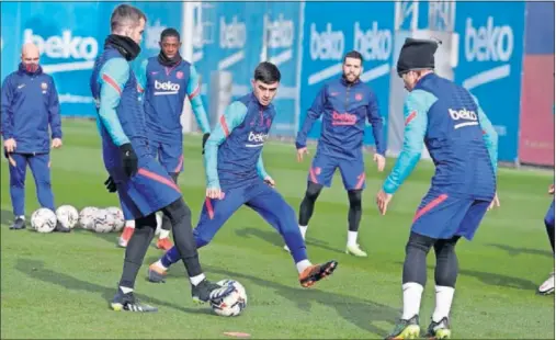  ??  ?? Pjanic, Dembélé, Pedri, Jordi Alba y Griezmann, durante el entrenamie­nto.