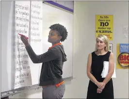  ?? KAREN PULFER FOCHT/THE COMMERCIAL APPEAL ?? Jessica Grayson (left) from Downtown Elementary participat­es in a training class for teachers attending a state wide Common Core program at Ridgeway High School on Tuesday. These “learning leaders” will share better teaching strategies back at their...