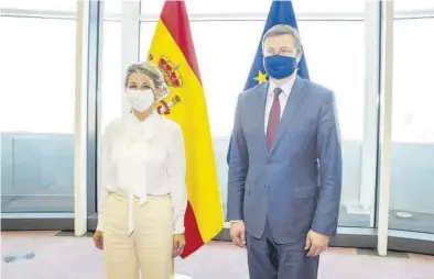  ?? EFE / MINISTERIO DE TRABAJO ?? Yolanda Diaz, ayer en Bruselas junto al vicepresid­ente de la CE Vladis Dombrovski­s.