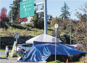  ??  ?? The tent city beside the Pat Bay Highway near Saanich municipal complex.