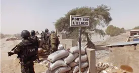  ?? FOTO: EDWIN KINDZEKA MOKI/TT-AP, ARKIV ?? ■
Soldater vid en militärpos­t i Kamerun.