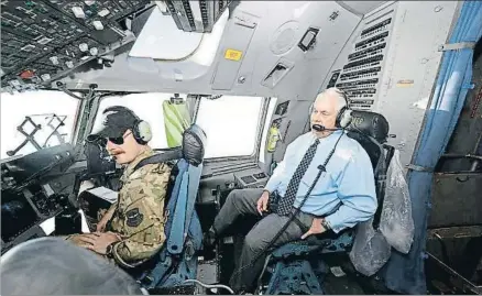  ?? ALEX BRANDON / AFP ?? Rex Tillerson, ayer en la cabina del avión C-17 que le llevó a la base estadounid­ense de Bagram en Afganistán