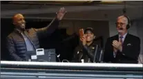  ?? MARCIO JOSE SANCHEZ, THE ASSOCIATED PRESS ?? Barry Bonds, left, waves to fans from the broadcast booth on Monday.