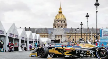  ??  ?? Die Formel E kommt zu den Fans in die Städte – wie hier zum Pariser Invalidend­om (im Bild Meister J.-É. Vergne).
