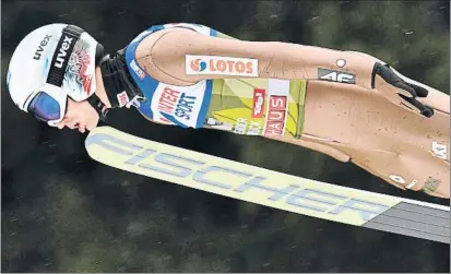  ?? FOTO: AP ?? ‘Hat trick’ para el polaco Stoch. A Obertsdorf y Garmisch le siguió ayer el triunfo en el trampolín olímpico de Innsbruck