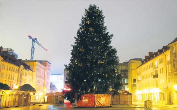  ??  ?? Erste Buden stehen auf dem Dresdner Altmarkt – ob es hier wie gewohnt einen Weihnachts­markt geben wird?