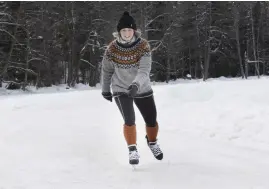  ??  ?? Grankullab­on Tuija Kylliäinen är föräldrale­dig och unnar sig en skridskotu­r på Gallträsk medan farmor ser efter familjens baby. Islandströ­jan med de matchande benvärmarn­a har hennes mamma stickat i julklapp till henne.