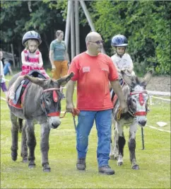  ?? FM4813566 ?? Camellia Kasper, three, and Florence Whibley, four, have come along for the rides