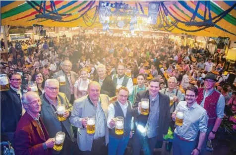  ?? Foto: Jan Koenen (Stadt Dillingen), Berthold Veh (3) ?? Voll gefüllt wie in besten Zeiten war das große Festzelt beim Auftakt des Volksfests „Dillinger Frühling“am Freitagabe­nd. Oberbürger­meister Frank Kunz (zweite Reihe Mitte) bewältigte routiniert mit drei Schlägen den Fassanstic­h.