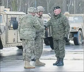  ?? NATALIA DOBRYSZYCK­A / AFP ?? Soldados estadounid­enses son recibidos en Olszyna (Polonia)
