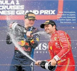  ?? ?? Max Verstappen, vencedor en Japón, rocía con champán a Carlos Sainz, que fue tercero // EFE