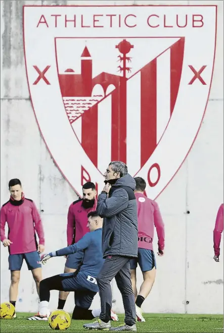  ?? FOTO: JUAN ECHEVERRÍA ?? A cubierto
Valverde se protege del frío durante un entrenamie­nto en Lezama con sus jugadores en pleno rondo