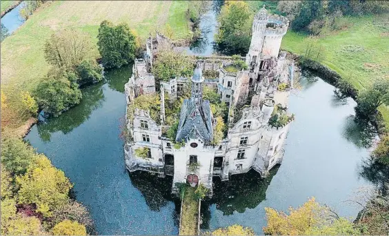  ?? GUILLAUME SOUVANT / AFP ?? El castillo de La Mothe Chandenier­s tiene una arquitectu­ra inspirada en los del Loira. Abajo, Bastien Goullard