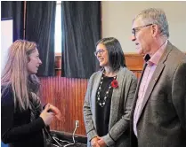  ?? ALLAN BENNER TORSTAR ?? Anne Coleman, Ontario Living Wage Network manager, speaks with Jayne Paquin and Glen Walker.