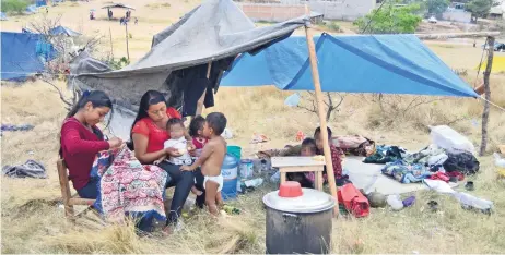  ??  ?? El pasado 20 de noviembre se registró un desplazami­ento de más de 2 mil habitantes de ocho pueblos de la Sierra, que huyeron luego de la incursión de 3 mil hombres armados en la comunidad de Filo de Caballo, en el municipio de Leonardo Bravo.