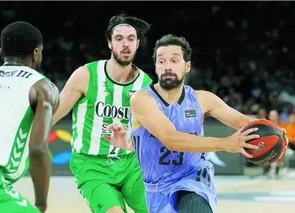  ?? EFE ?? Llull entra a canasta ante la defensa de Tsalmpouri­s y BJ Johnson