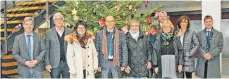  ?? FOTO: CLAUDIA STECKELER ?? Gemeinsam eröffnen (von links) Landrat Stefan Bär, Hans-Peter Seute und Irmgard Rieger (Vorstand Kinderschu­tzbund), Wolfgang Gruhler (Kreisspark­asse), Hiltrud Ilg und Heide-Rose Schaaf (Mitarbeite­rinnen Kinderschu­tzbund), Sozialdeze­rnent Bernd Mager, Sonja Baur und Gerd Rettkowski (beide Volksbank Schwarzwal­d-Donau-Neckar) im Foyer des Landratsam­ts die diesjährig­e Weihnachts­baumaktion des Kinderschu­tzbundes Tuttlingen.