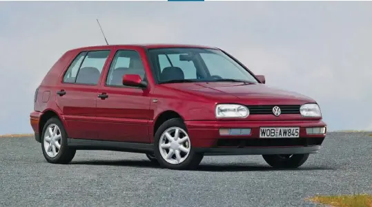  ??  ?? EL GRAN REFERENTE. En 1995, el Golf ya era un mito reconocido y deseado. Ha sido pionero en introducir la electrific­ación en su categoría con los Golf GTE y e-Golf.